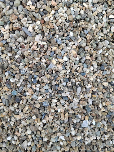 Kamenclub.ru: Галька речная окат (серая) фр.3-5 мм купить  в Волжском галька речная серая бежевый темно-серый окатанный речной камень округлый 9500 руб/т   фото КАМЕНЬ КЛУБ