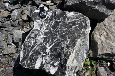 Kamenclub.ru: Черный мрамор скальник фр. 1000-1500 мм.  купить в Волжском мрамор черный белый серый крупный колотый валун ландшафтный 9000 руб/т   фото КАМЕНЬ КЛУБ