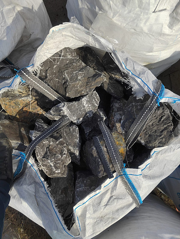 Kamenclub.ru: Черный мрамор скальник фр. 100-500 мм.  купить в Волжском мрамор черный белый серый крупный колотый валун ландшафтный 8500 руб/т   фото КАМЕНЬ КЛУБ