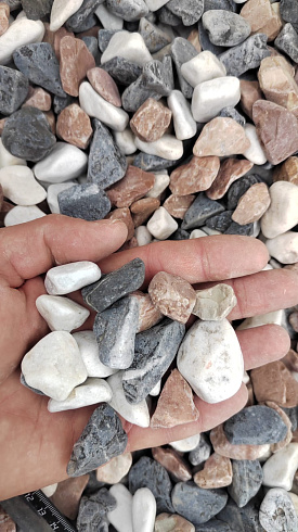 Kamenclub.ru: Мраморная крошка (щебень галтованный микс:белый-зеленый-розовый) фр.20-40 мм.  купить в Волжском мрамор белый, зеленый, розовый мрамор декоративный (галтовка) 15500 руб/т   фото КАМЕНЬ КЛУБ