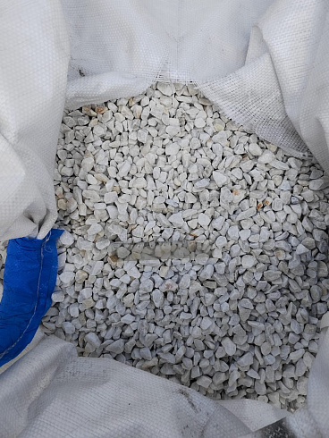 Kamenclub.ru: Мраморная крошка, щебень, цвет-белый, фр. 10-20 мм.  купить в Волжском мрамор белый, молочный айвори каменная ландшафтная декоративная крошка шебня 12000 руб/т   фото КАМЕНЬ КЛУБ