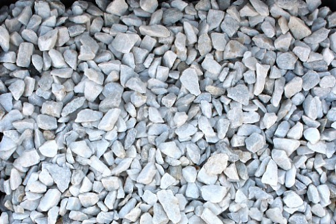 Kamenclub.ru: Мраморная крошка, щебень, цвет-белый, фр. 3-5 мм.  купить в Волжском мрамор белый молочный бежевый мрамор колотый 11500 руб/т   фото КАМЕНЬ КЛУБ