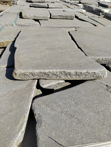 Kamenclub.ru: Песчаник пластушка светло-серый (4,0 - 6,0 см)  купить в Волжском плитняк - пластушка светло-серый песчаник 12600 руб/м3   фото КАМЕНЬ КЛУБ