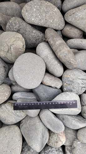 Kamenclub.ru: Галька речная окат (темно-серая) фр. 70-150 мм. купить  в Волжском галька речная темно-серая, синяя, серая речная галька округлая  8000 руб/т   фото КАМЕНЬ КЛУБ