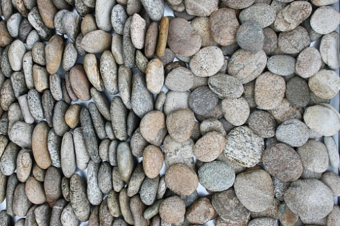 Kamenclub.ru: Галька речная плоская (серо-белая) фр. 70-120 мм. купить  в Волжском галька галечник речной серый, белый окатанная плоская  природная галька 9000 руб/т   фото КАМЕНЬ КЛУБ