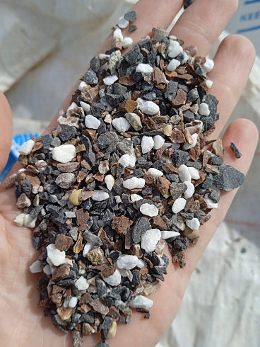 Kamenclub.ru: Мраморная крошка (щебень крошка микс: белый-зеленый-розовый) фр. 3-5 мм.  купить в Волжском мрамор белый, зеленый, розовый мраморная декоративная крошка каменная 12000 руб/т   фото КАМЕНЬ КЛУБ