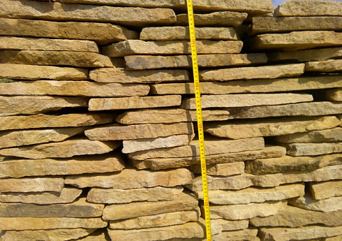 Kamenclub.ru: Песчаник пластушка желтый с разводом под дерево (2 см)  купить в Волжском плитняк желтый с разводами, желтый, рыжий, серый песчаник пластушка рваная ландшафтная 11 000 руб/м3   фото КАМЕНЬ КЛУБ