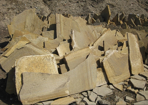 Kamenclub.ru: Форматный камень (плаха) пошаговая дорожка от 70-150 см (4 -12 см)  купить в Волжском плитняк  форматный плаха желтый песчаник 9 000 руб/т   фото КАМЕНЬ КЛУБ