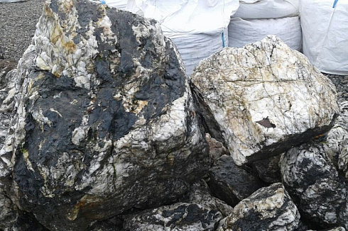 Kamenclub.ru: Черный гранит - кварцит фр. 100-500 мм.  купить в Волжском мрамор гранит черный с белыми прожилками, серый, белый валун скальный колотый 7000 руб/т   фото КАМЕНЬ КЛУБ