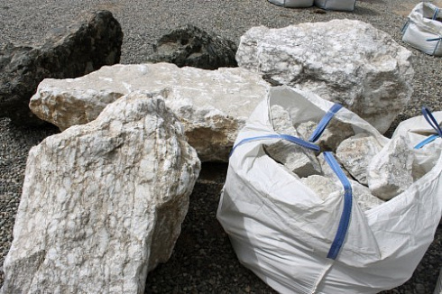 Kamenclub.ru: Мраморизированный известняк фр. 100-500 мм.  купить в Волжском известняк серый белый темно-серый сероватый валун природного образования окатанный 10500 руб/т   фото КАМЕНЬ КЛУБ