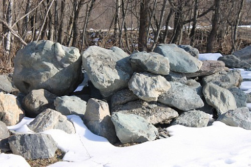 Kamenclub.ru: Гранит скальник (серо-зеленый) фр. 500-1500 мм.  купить в Волжском гранит мрамор  серый зеленый темно-серый глыба скальная колотая ландшафтная 7 500 руб/т   фото КАМЕНЬ КЛУБ