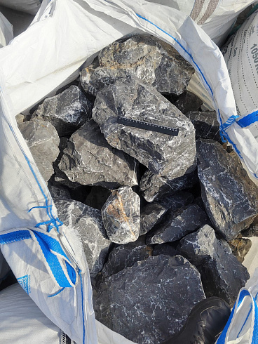 Kamenclub.ru: Черный мрамор скальник фр. 100-500 мм.  купить в Волжском мрамор черный белый серый крупный колотый валун ландшафтный 8500 руб/т   фото КАМЕНЬ КЛУБ