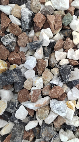 Kamenclub.ru: Мраморная крошка (щебень крошка микс : белый-черный-розовый) фр. 20-40 мм.  купить в Волжском мрамор белый, черный, розовый декоративная ландшафтная крошка 12000 руб/т   фото КАМЕНЬ КЛУБ