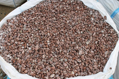 Kamenclub.ru: Мраморная крошка (щебень галтованный розовый) фр.10-20 мм.  купить в Волжском мрамор розовый, красный ландшафтный декоративный окатанный округлый щебень 15000 руб/т   фото КАМЕНЬ КЛУБ