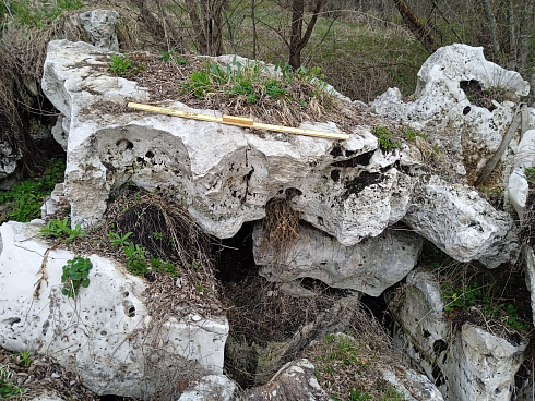 Kamenclub.ru: Выветренный известняк со мхом фр. 100-500 мм.  купить в Волжском известняк серый белый зеленый валун известняковый крупный 10000 руб/т   фото КАМЕНЬ КЛУБ