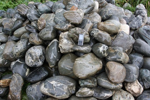 Kamenclub.ru: Валунчик Паутинник фр.100-300 мм  купить в Волжском крупный природный камень галечник темно-серый с прожилками белый черный речной валунчик 5000 руб/т   фото КАМЕНЬ КЛУБ