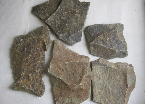 Kamenclub.ru: Песчаник пластушка "фонтанка" серо-зеленая (3,0-5,0 см)  купить в Волжском песчаник серо-зеленая колотые плитки облицовочные пластушки 11400 руб/м3   фото КАМЕНЬ КЛУБ