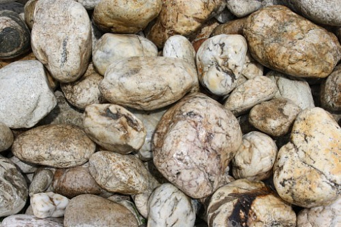 Kamenclub.ru: Кварцевый валунчик фр.100-300 мм.  купить в Волжском кварц белый, бежевый молочный рыжий крупный природный камень галечник 7850 руб/т   фото КАМЕНЬ КЛУБ