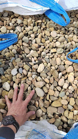 Kamenclub.ru: Галька речная окат рыжая фр. 20-40 мм. купить  в Волжском галька речная окатанная рыжая желтая серая округлая речная галька 5000 руб/т   фото КАМЕНЬ КЛУБ