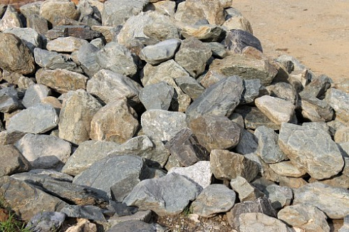 Kamenclub.ru: Гранит скальник (серо-зеленый) фр. 100-500 мм.  купить в Волжском гранит зеленый, серый, салатовый крупный ландшафтный валун 6 000 руб/т   фото КАМЕНЬ КЛУБ