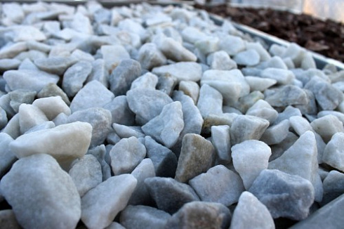 Kamenclub.ru: Мраморная крошка, щебень, цвет-белый,  фр. 20-40 мм.  купить в Волжском мрамор белый молочный слоновая кость айвори  мраморная крошка ландшафтная 12000 руб/т   фото КАМЕНЬ КЛУБ