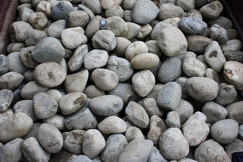 Kamenclub.ru: Темно-серый валунчик фр.100-300 мм.  купить в Волжском крупный природный камень серый, темно-серый, светло-серый речная галька большого размера окатанная 4500 руб/т   фото КАМЕНЬ КЛУБ