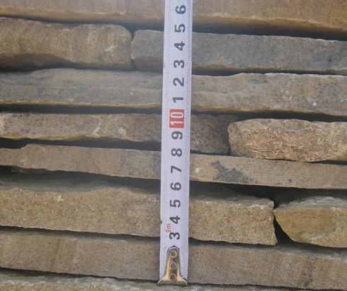 Kamenclub.ru: Песчаник пластушка желтый с разводом под дерево (2 см)  купить в Волжском плитняк желтый с разводами, желтый, рыжий, серый песчаник пластушка рваная ландшафтная 11 000 руб/м3   фото КАМЕНЬ КЛУБ