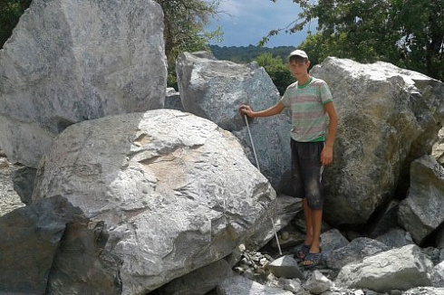 Kamenclub.ru: Змеевик скальник фр. 500-1500 мм.  купить в Волжском змеевик зеленый серый черный глыба скальная колотая 7500 руб/т   фото КАМЕНЬ КЛУБ