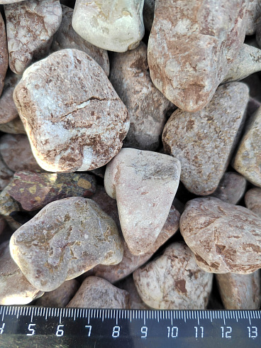 Kamenclub.ru: Мраморная крошка (щебень галтованный розовый) фр.20-40 мм.  купить в Волжском мрамор розовый, красный оголтованный округлый щебень  15000 руб/т   фото КАМЕНЬ КЛУБ