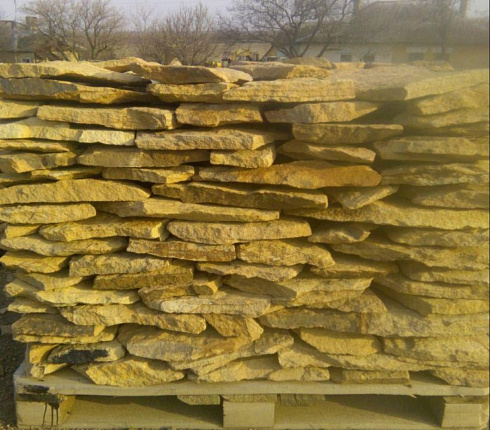 Kamenclub.ru: Песчаник пластушка "фонтанка" желтая (3,0 - 5,0 см)  купить в Волжском песчаник желтая, рыжий, желтый песчаник колотый рваный со сколом облицовочный 16200 руб/м3   фото КАМЕНЬ КЛУБ