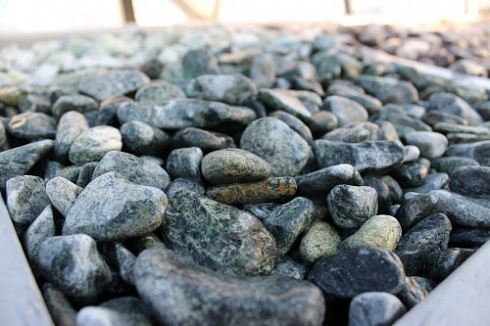 Kamenclub.ru: Щебень галтованный зеленый (змеевик) фр. 20-40 мм.  купить в Волжском мрамор зеленый, салатовый оголтованный щебень мраморный 12500 руб/т   фото КАМЕНЬ КЛУБ