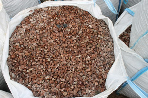 Kamenclub.ru: Мраморная крошка (щебень крошка розовый) фр. 10-20 мм.  купить в Волжском мрамор розовый, красный каменная декоративная крошка ландшафтная 11000 руб/т   фото КАМЕНЬ КЛУБ