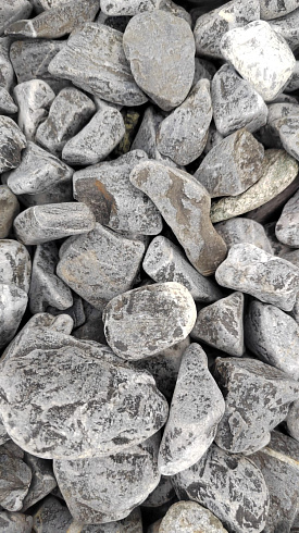 Kamenclub.ru: Щебень галтованный черный (мрамор) фр.40-70 мм.  купить в Волжском мрамор черный с белыми прожилками, черный, белый щебень галтованный округлый 13500 руб/т   фото КАМЕНЬ КЛУБ