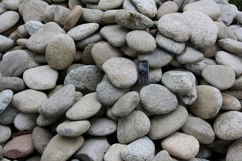 Kamenclub.ru: Галька речная плоская (бело-серая) фр. 100-200-300 мм. купить  в Волжском галька речная плоская серый, белый, бело-серый, серо-белый речная галька плоская  9000 руб/т   фото КАМЕНЬ КЛУБ