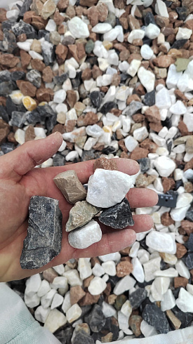 Kamenclub.ru: Мраморная крошка (щебень крошка микс : белый-черный-розовый) фр. 20-40 мм.  купить в Волжском мрамор белый, черный, розовый декоративная ландшафтная крошка 12000 руб/т   фото КАМЕНЬ КЛУБ