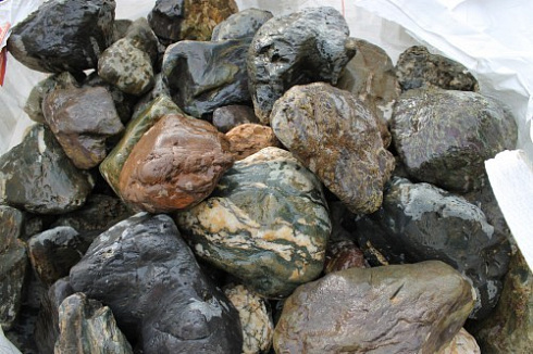 Kamenclub.ru: Ландшафтные валунчики фр.100-500 мм.  купить в Волжском крупный природный камень серый, темно-серый, светло-серый речной валун крупный 4800 руб/т   фото КАМЕНЬ КЛУБ