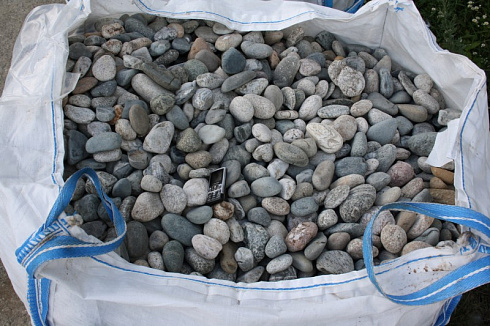 Kamenclub.ru: Галька речная окат (серая) фр.40-60 мм купить  в Волжском галька речная серый бежевый рыжий коричневый округлый речной камень 5000 руб/т   фото КАМЕНЬ КЛУБ