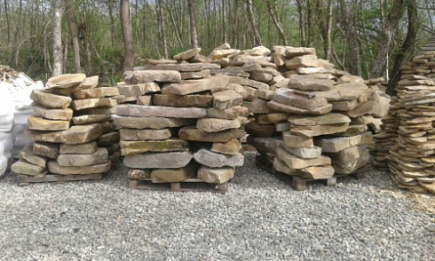 Kamenclub.ru: Песчаник плиты - плахи - пошаговые дорожки (фр. 70-150 мм)  купить в Волжском песчаник серый бежевый желтый зеленый колотый песчаник строительный 6500 руб/т   фото КАМЕНЬ КЛУБ