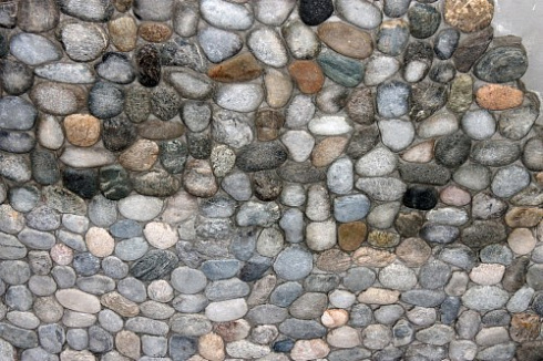 Kamenclub.ru: Галька речная плоская (ассорти) фр. 70-150 мм. купить  в Волжском галька галечник серый белый темно-серый синий светло-серый плоская природная галька  9000 руб/т   фото КАМЕНЬ КЛУБ