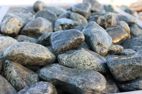 Kamenclub.ru: Щебень галтованный зеленый (змеевик) фр. 50-100 мм.  купить в Волжском галтовка мраморная зеленый, салатовый мрамор 12 500 руб/т   фото КАМЕНЬ КЛУБ