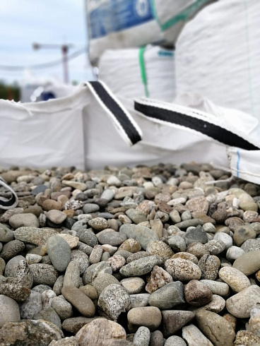 Kamenclub.ru: Галька речная окат (пестрая) фр. 20-40 мм. купить  в Волжском галька речная пестрая, серая, серые оттенки галька речная окатанная округлая 5000 руб/т   фото КАМЕНЬ КЛУБ