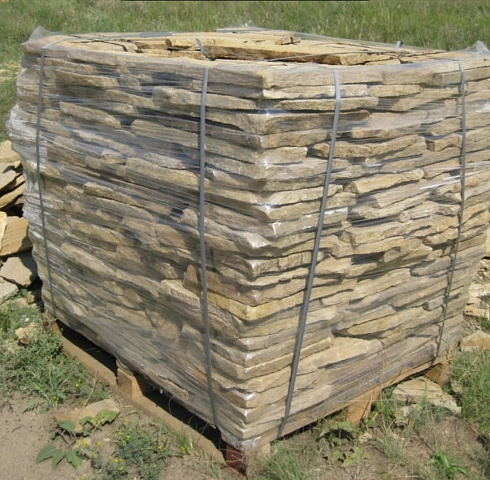 Kamenclub.ru: Песчаник пластушка желтый с рисунком (3 см)  купить в Волжском песчаник желтый с рисунком, рыжий, желтый песчаник пластушка ландшафтная рваная 8 500 руб/м3   фото КАМЕНЬ КЛУБ