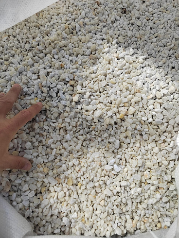 Kamenclub.ru: Мраморная крошка, щебень, цвет-белый, фр. 5-10 мм.  купить в Волжском мрамор белый, айвори, молочный мраморная каменная крошка ландшафтная 12000 руб/т   фото КАМЕНЬ КЛУБ