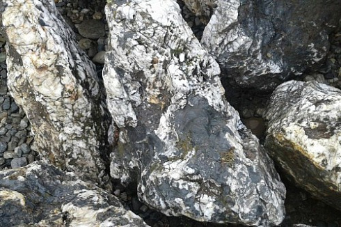 Kamenclub.ru: Черный гранит - кварцит фр. 100-500 мм.  купить в Волжском мрамор гранит черный с белыми прожилками, серый, белый валун скальный колотый 7000 руб/т   фото КАМЕНЬ КЛУБ