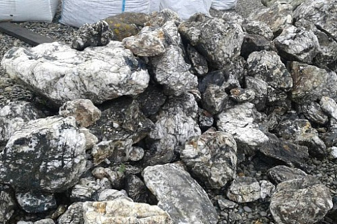 Kamenclub.ru: Черный гранит - кварцит фр. 500-1000 мм.  купить в Волжском гранит кварцит черный серый белый скальный колотый валун 9750 руб/т   фото КАМЕНЬ КЛУБ