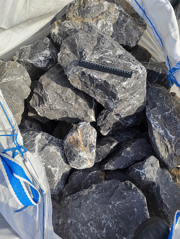 Kamenclub.ru: Черный мрамор скальник фр. 100-500 мм.  купить в Волжском мрамор черный белый серый крупный колотый валун ландшафтный 8500 руб/т   фото КАМЕНЬ КЛУБ