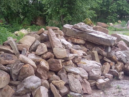 Kamenclub.ru: Песчаник декоративный ландшафтный (фр. 300-500 мм)  купить в Волжском песчаник желтый рыжий серый зеленый валун речной окатанный природный песчаника 4 500 руб/т   фото КАМЕНЬ КЛУБ