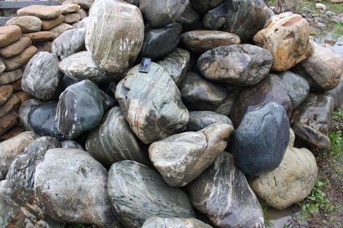 Kamenclub.ru: Речной валун Кабанчик фр.300-500 мм.  купить в Волжском крупный природный камень галька серый, темно-серый речной валун галечник масштабный 7000 руб/т   фото КАМЕНЬ КЛУБ