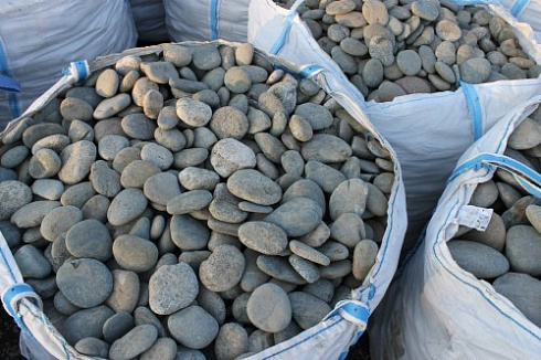 Kamenclub.ru: Галька речная плоская (ассорти) фр. 100-200-300 мм. купить  в Волжском галька плоская разноцветная серый белый темно-серый синий речная галька ландшафтная 8000 руб/т   фото КАМЕНЬ КЛУБ