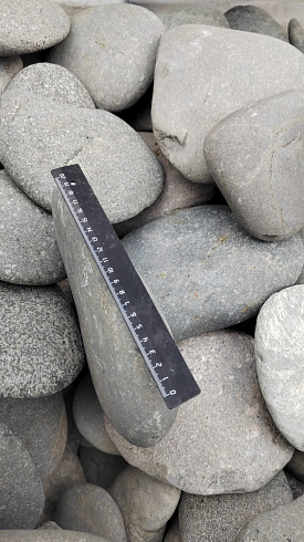 Kamenclub.ru: Галька речная плоская (темно-серая) фр. 70-150 мм. купить  в Волжском галечник природный темно-серый серый синий речная плоская природная окатанная  9000 руб/т   фото КАМЕНЬ КЛУБ